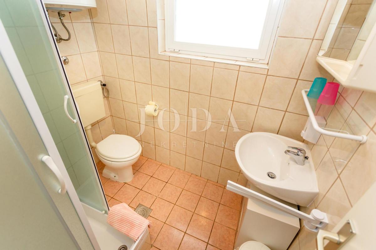 Lepa hiša z več stanovanjskimi enotami in pogledom na morje, otok Krk