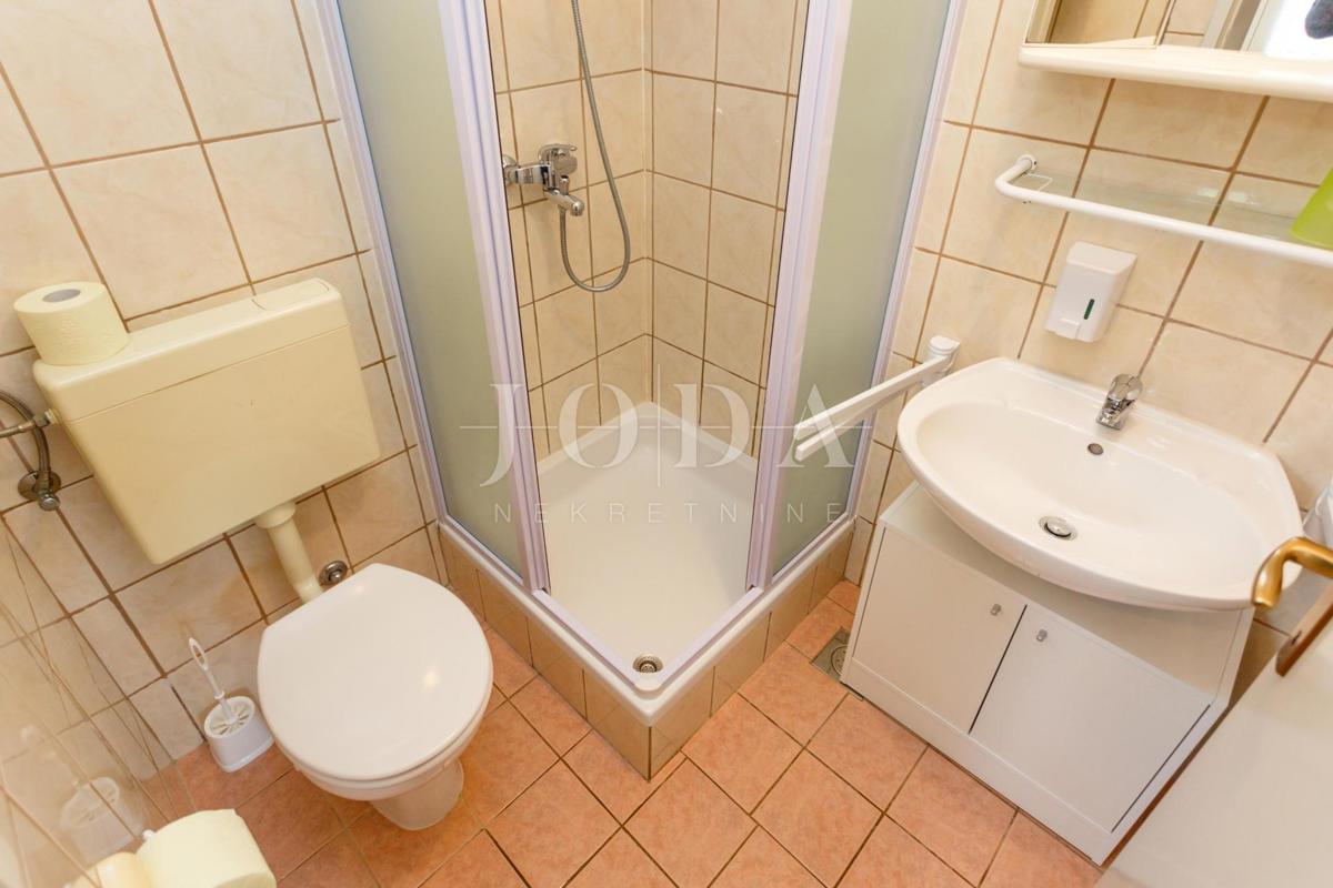 Lepa hiša z več stanovanjskimi enotami in pogledom na morje, otok Krk