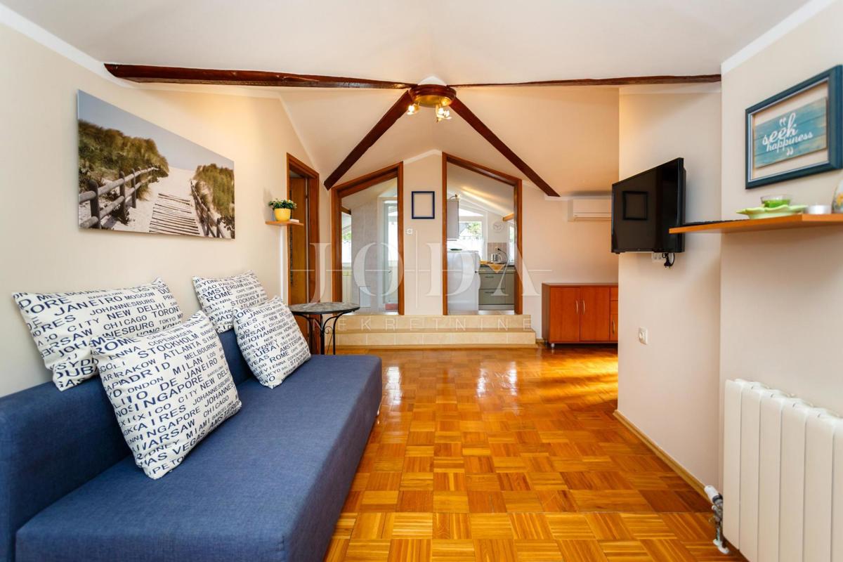 Lepa hiša z več stanovanjskimi enotami in pogledom na morje, otok Krk