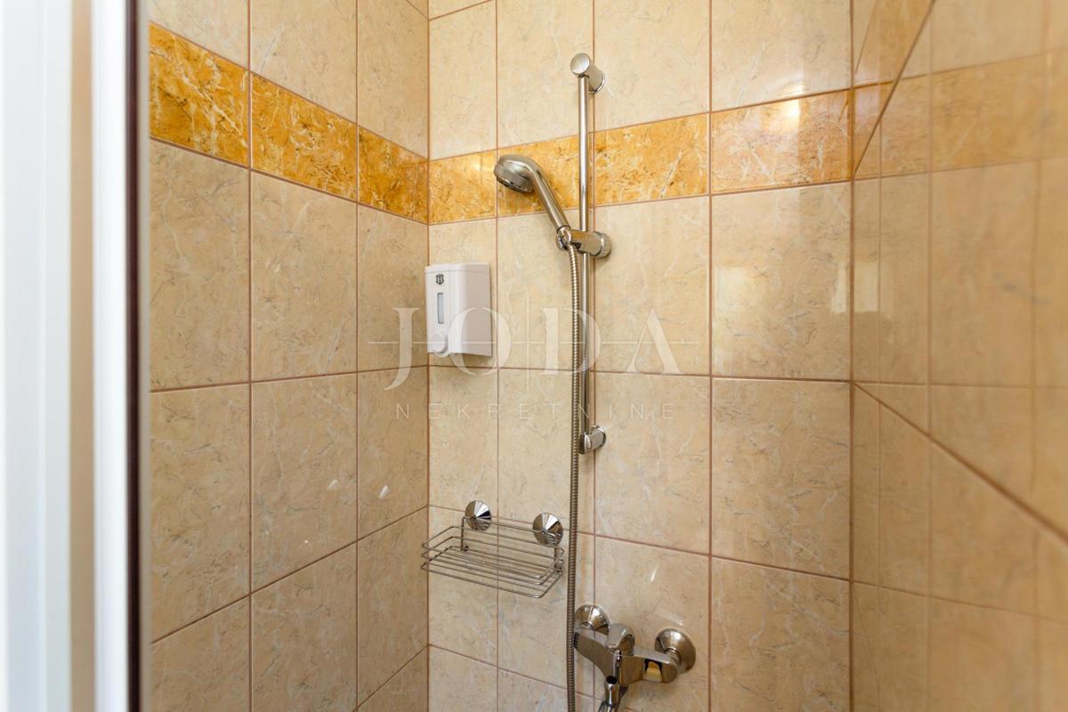 Lepa hiša z več stanovanjskimi enotami in pogledom na morje, otok Krk