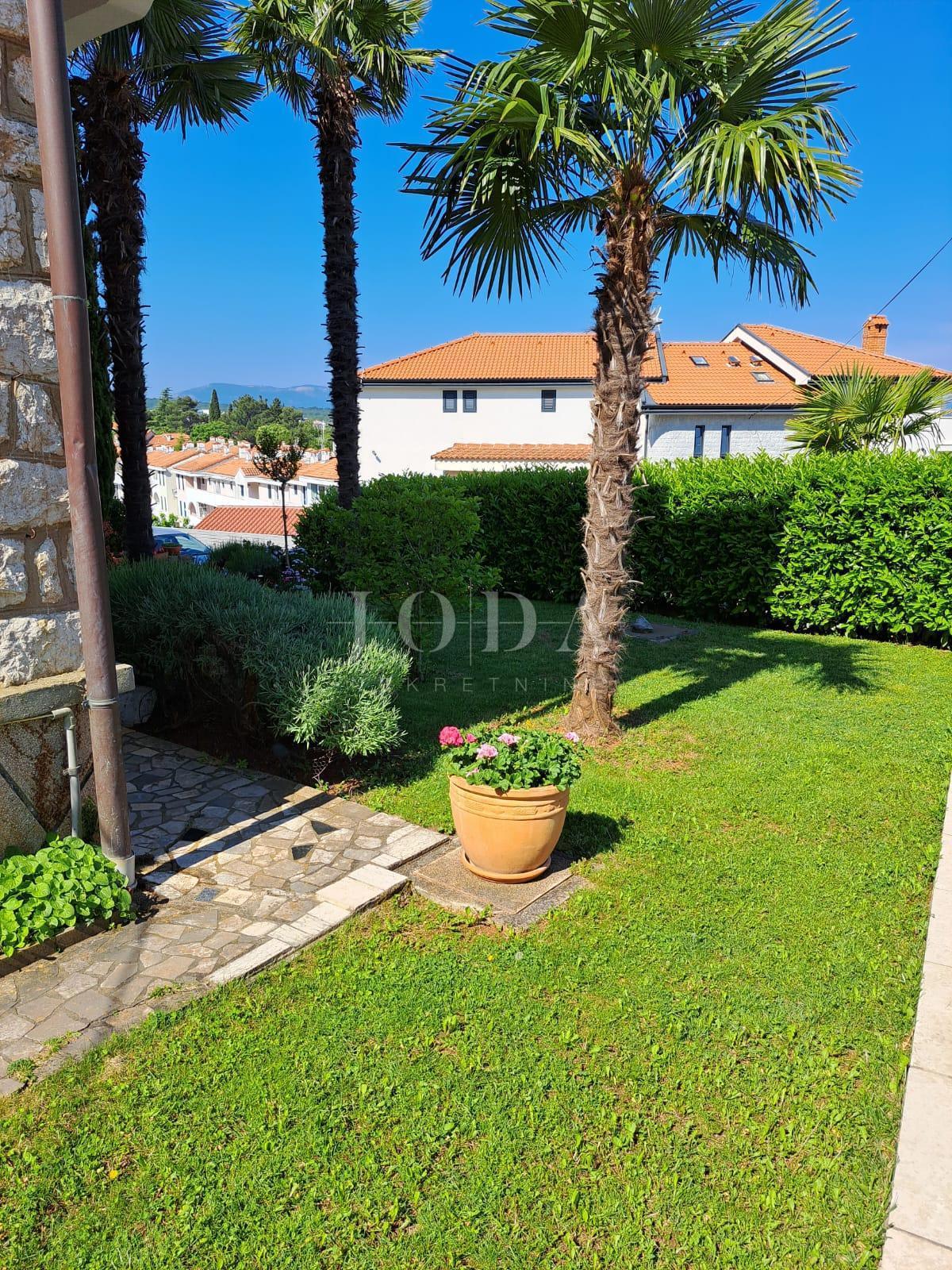 Lepa hiša z več stanovanjskimi enotami in pogledom na morje, otok Krk