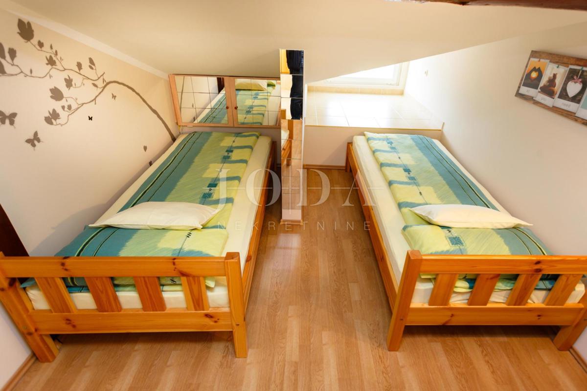 Lepa hiša z več stanovanjskimi enotami in pogledom na morje, otok Krk