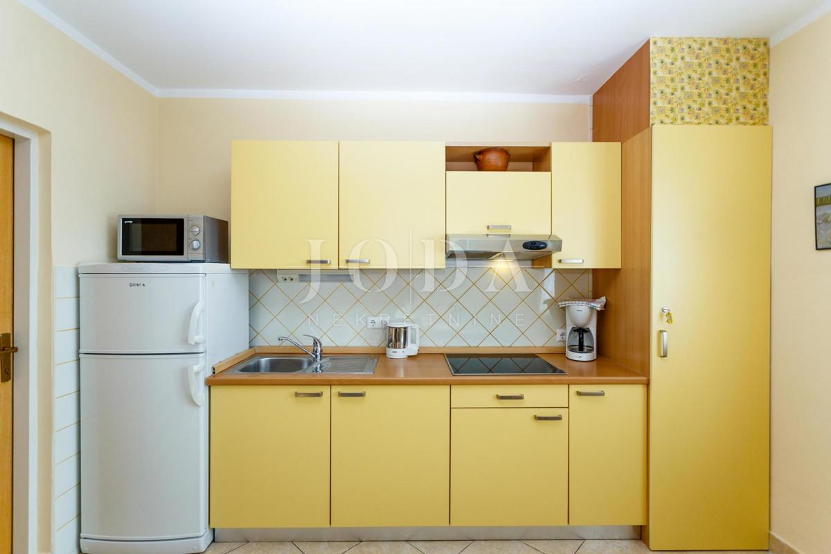 Lepa hiša z več stanovanjskimi enotami in pogledom na morje, otok Krk