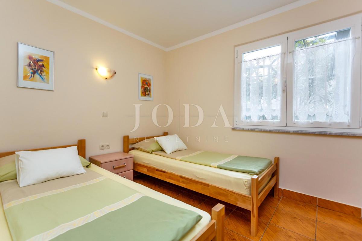 Lepa hiša z več stanovanjskimi enotami in pogledom na morje, otok Krk