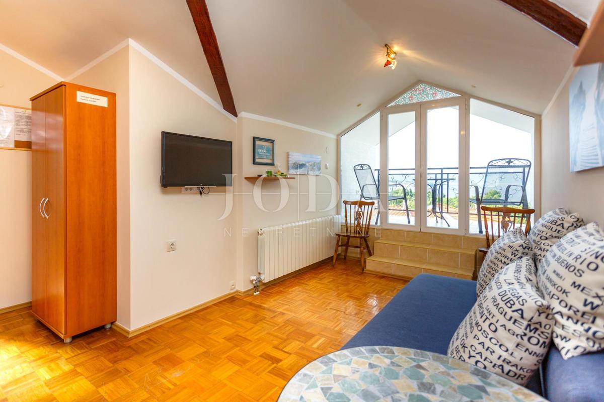 Lepa hiša z več stanovanjskimi enotami in pogledom na morje, otok Krk