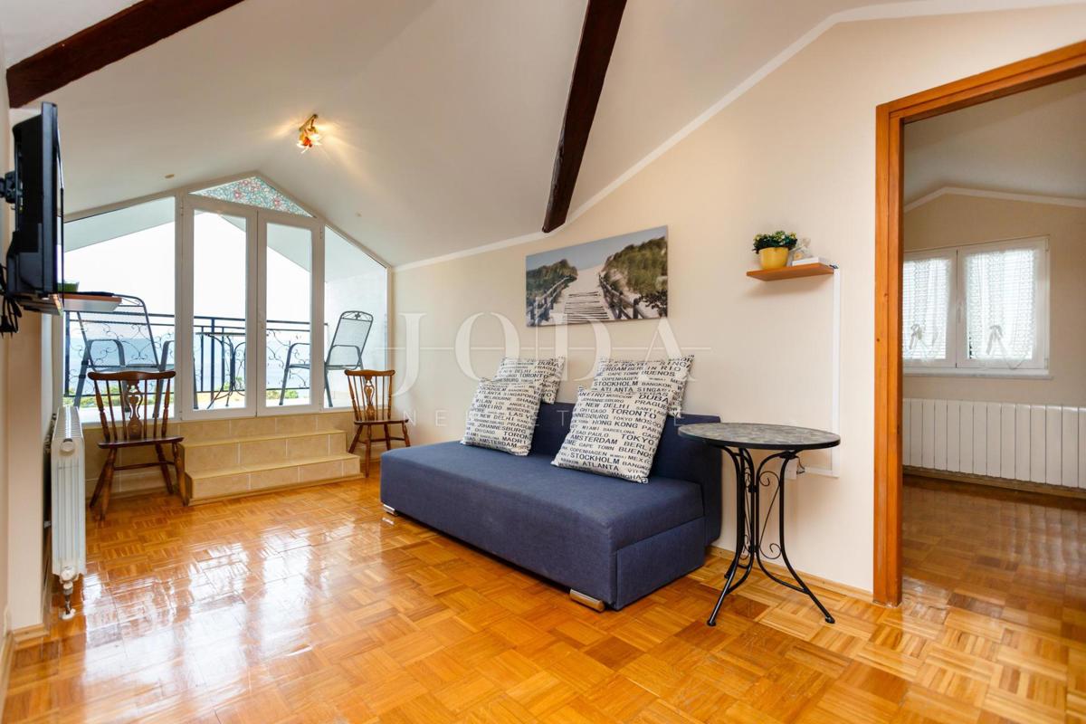 Lepa hiša z več stanovanjskimi enotami in pogledom na morje, otok Krk