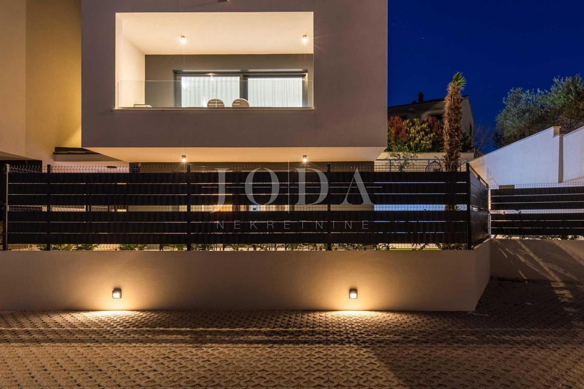 Dizajnersko dvonadstropno stanovanje z bazenom in pogledom na morje