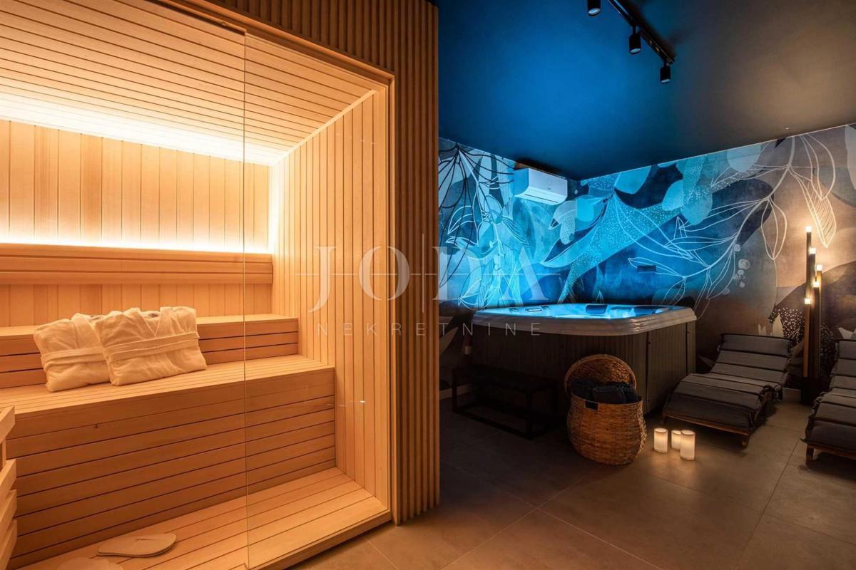 Dizajnersko dvonadstropno stanovanje z bazenom in pogledom na morje