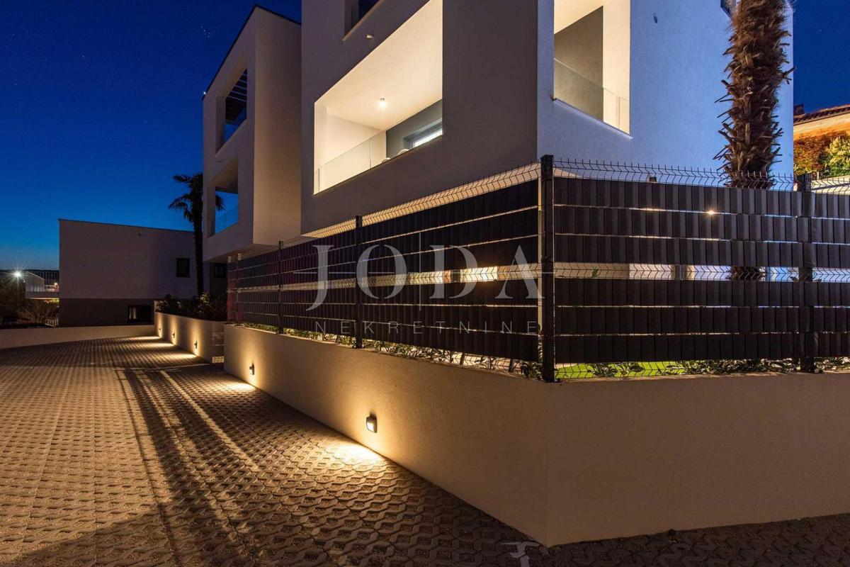 Dizajnersko dvonadstropno stanovanje z bazenom in pogledom na morje