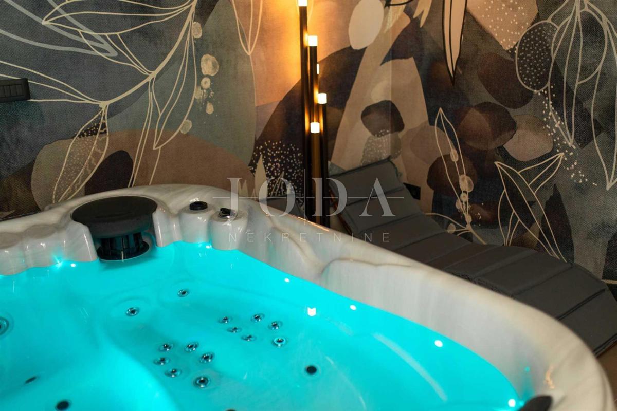 Dizajnersko dvonadstropno stanovanje z bazenom in pogledom na morje