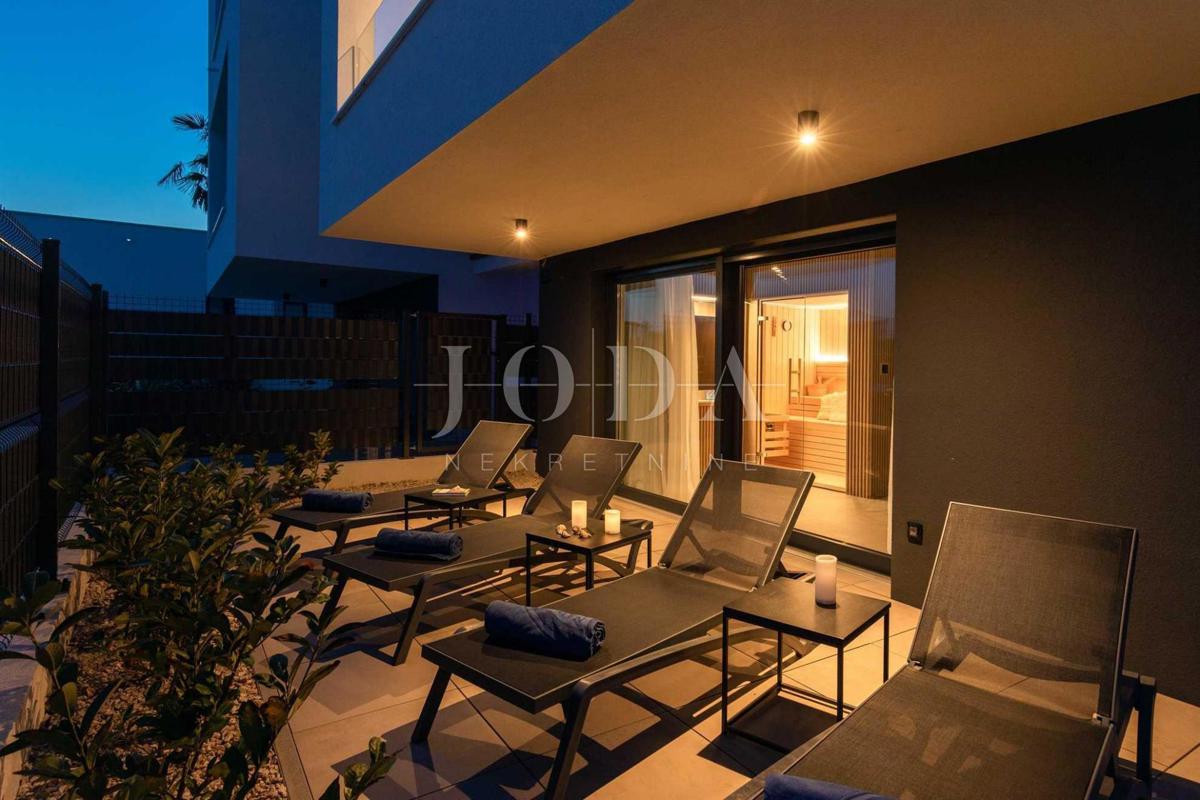 Dizajnersko dvonadstropno stanovanje z bazenom in pogledom na morje