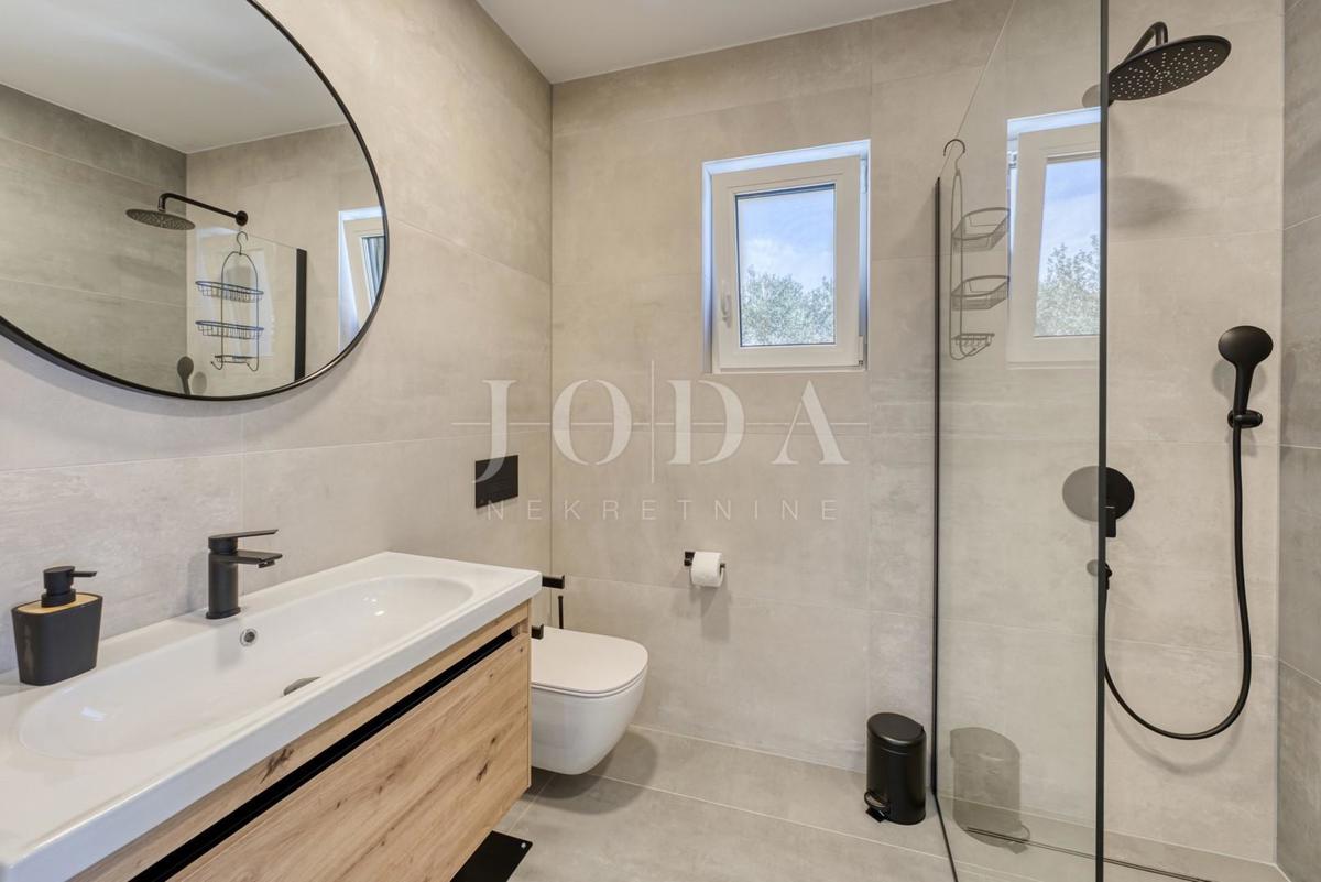 Dizajnersko dvonadstropno stanovanje z bazenom in pogledom na morje