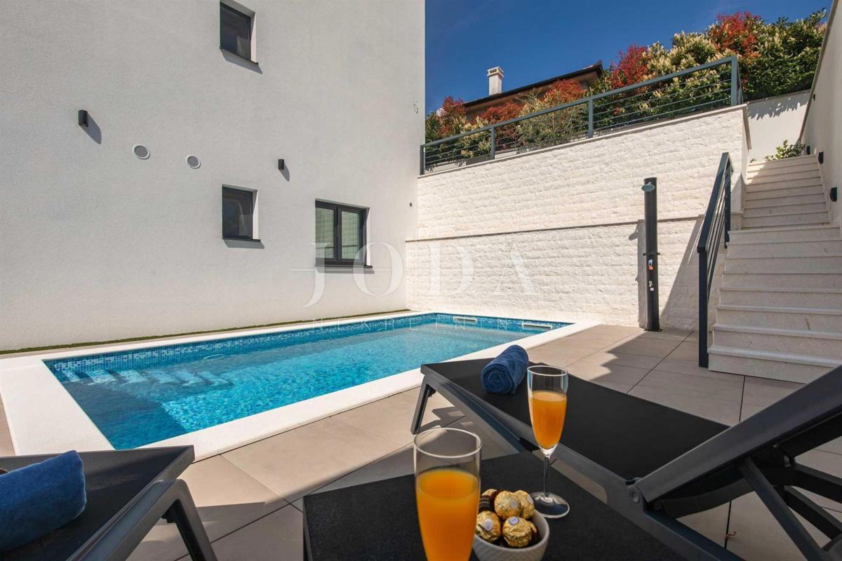 Dizajnersko dvonadstropno stanovanje z bazenom in pogledom na morje