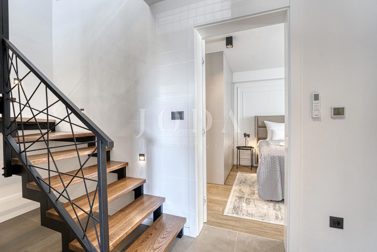 Dizajnersko dvonadstropno stanovanje z bazenom in pogledom na morje