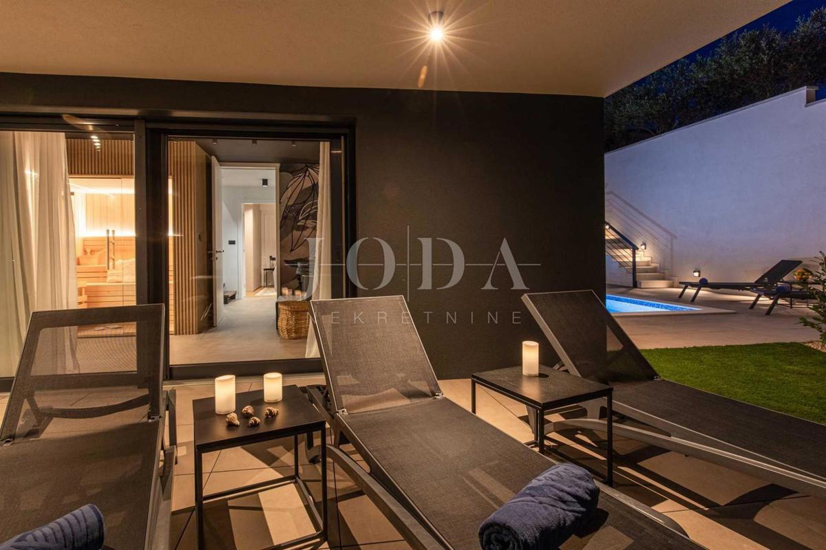 Dizajnersko dvonadstropno stanovanje z bazenom in pogledom na morje