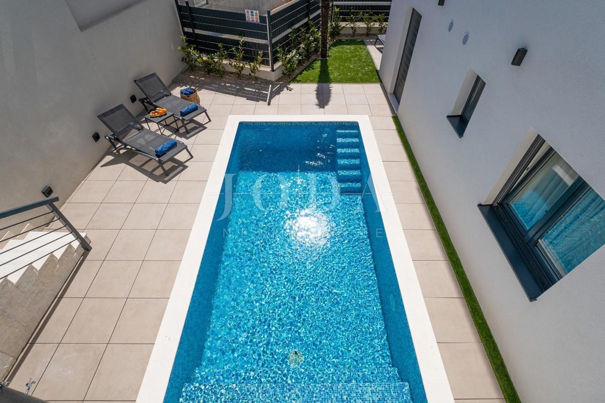 Dizajnersko dvonadstropno stanovanje z bazenom in pogledom na morje