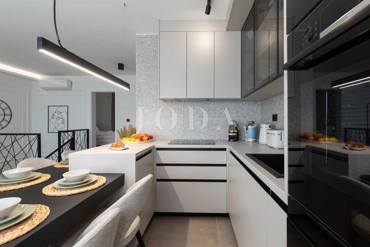 Dizajnersko dvonadstropno stanovanje z bazenom in pogledom na morje