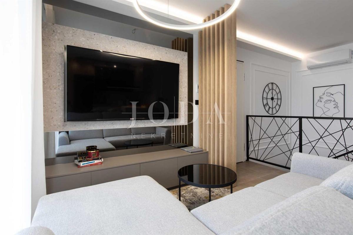 Dizajnersko dvonadstropno stanovanje z bazenom in pogledom na morje