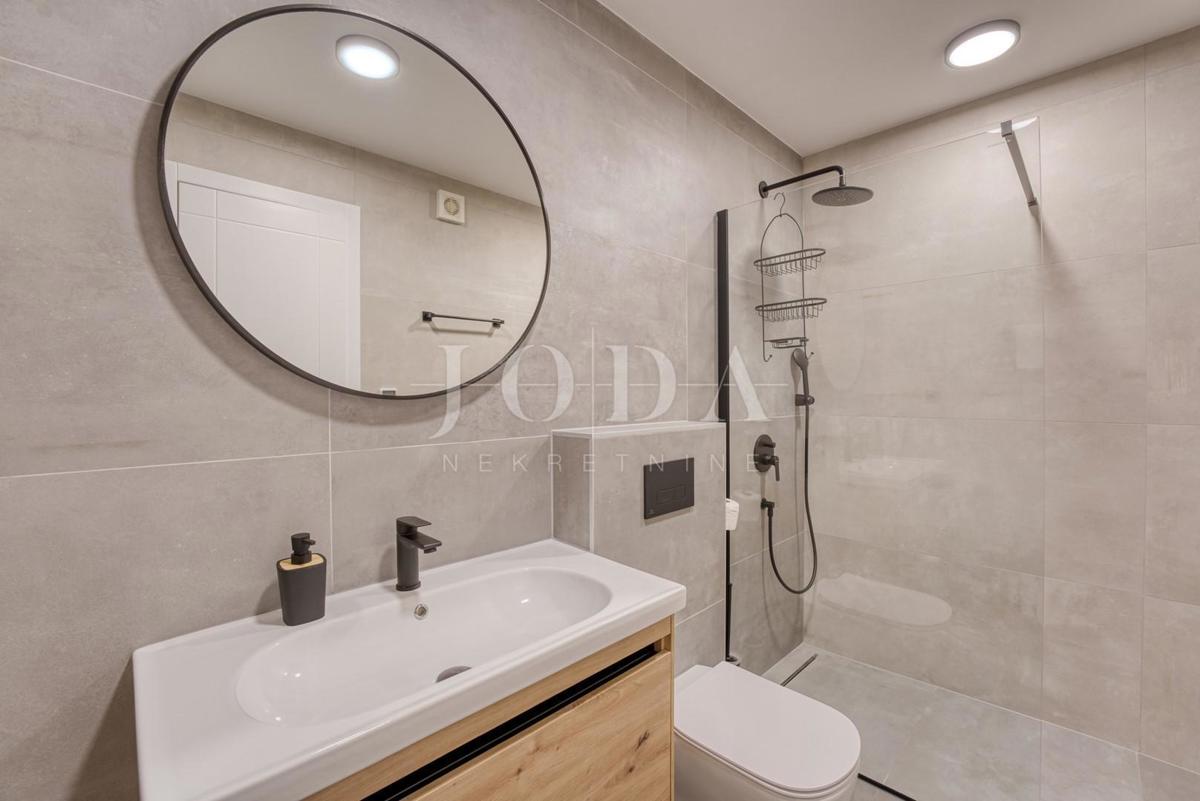 Dizajnersko dvonadstropno stanovanje z bazenom in pogledom na morje