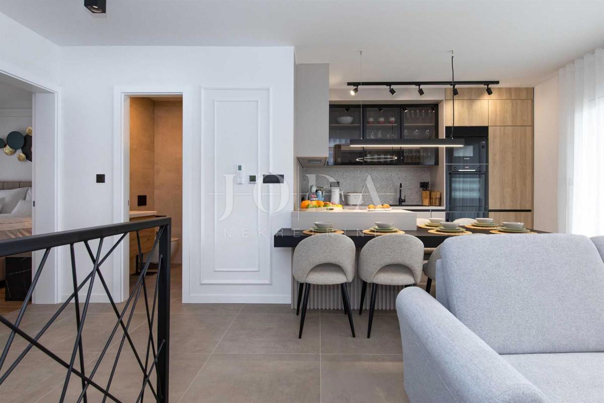 Dizajnersko dvonadstropno stanovanje z bazenom in pogledom na morje