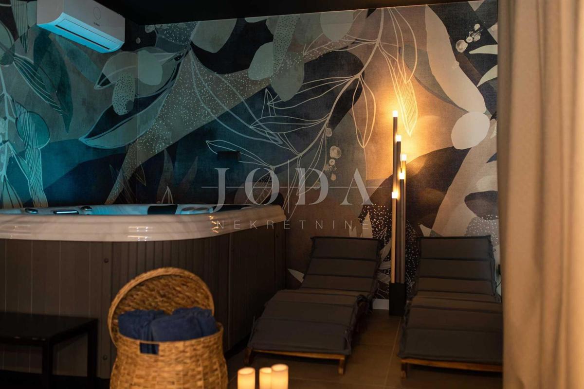 Dizajnersko dvonadstropno stanovanje z bazenom in pogledom na morje