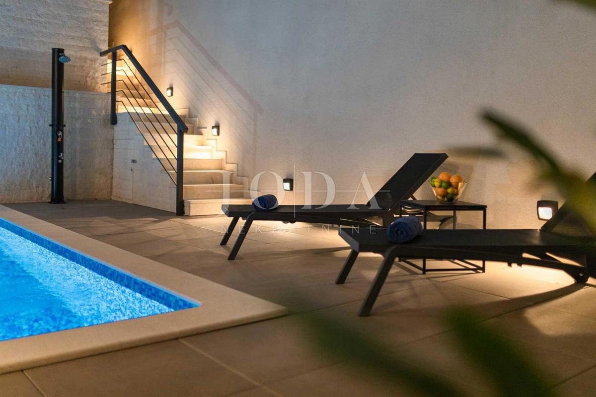 Dizajnersko dvonadstropno stanovanje z bazenom in pogledom na morje