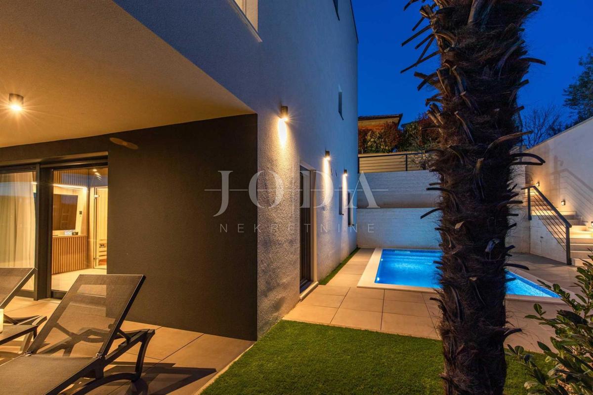 Dizajnersko dvonadstropno stanovanje z bazenom in pogledom na morje