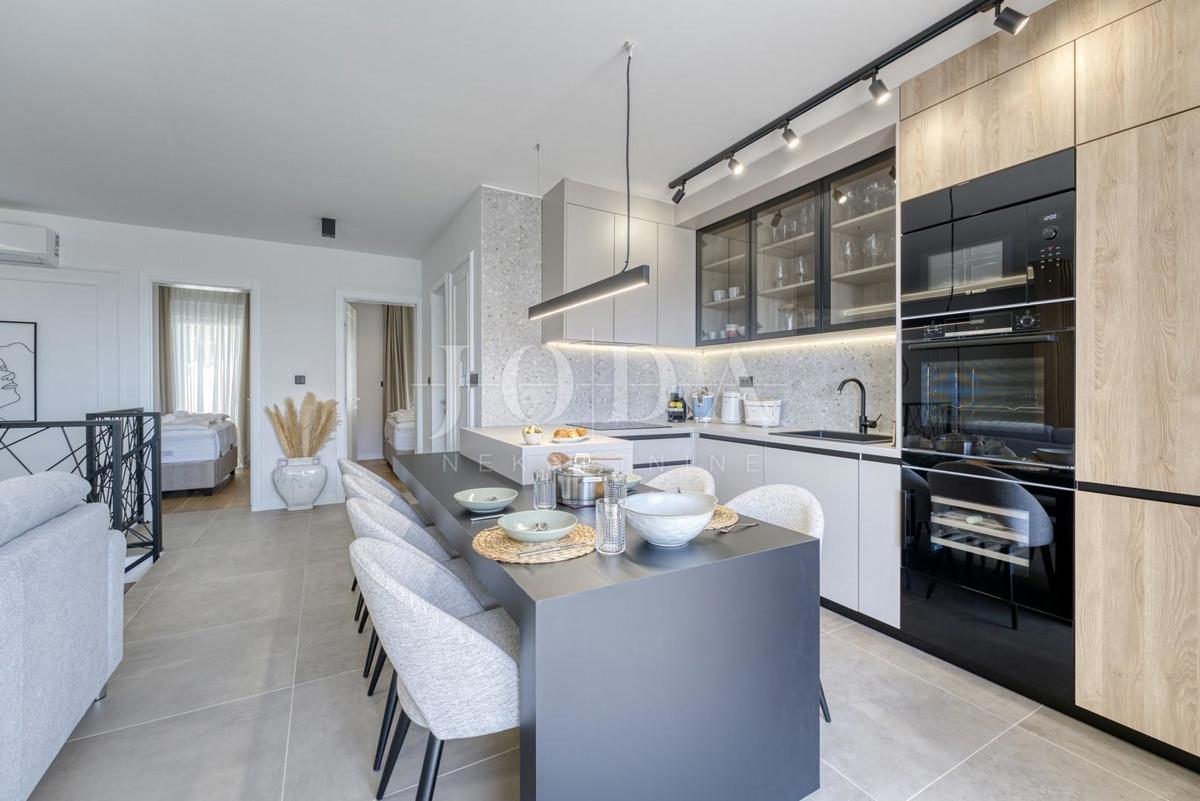 Dizajnersko dvonadstropno stanovanje z bazenom in pogledom na morje