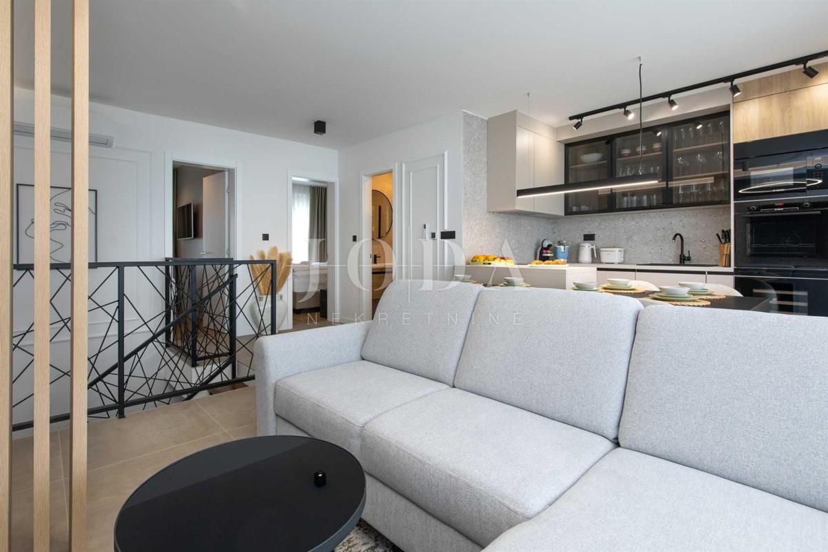 Dizajnersko dvonadstropno stanovanje z bazenom in pogledom na morje