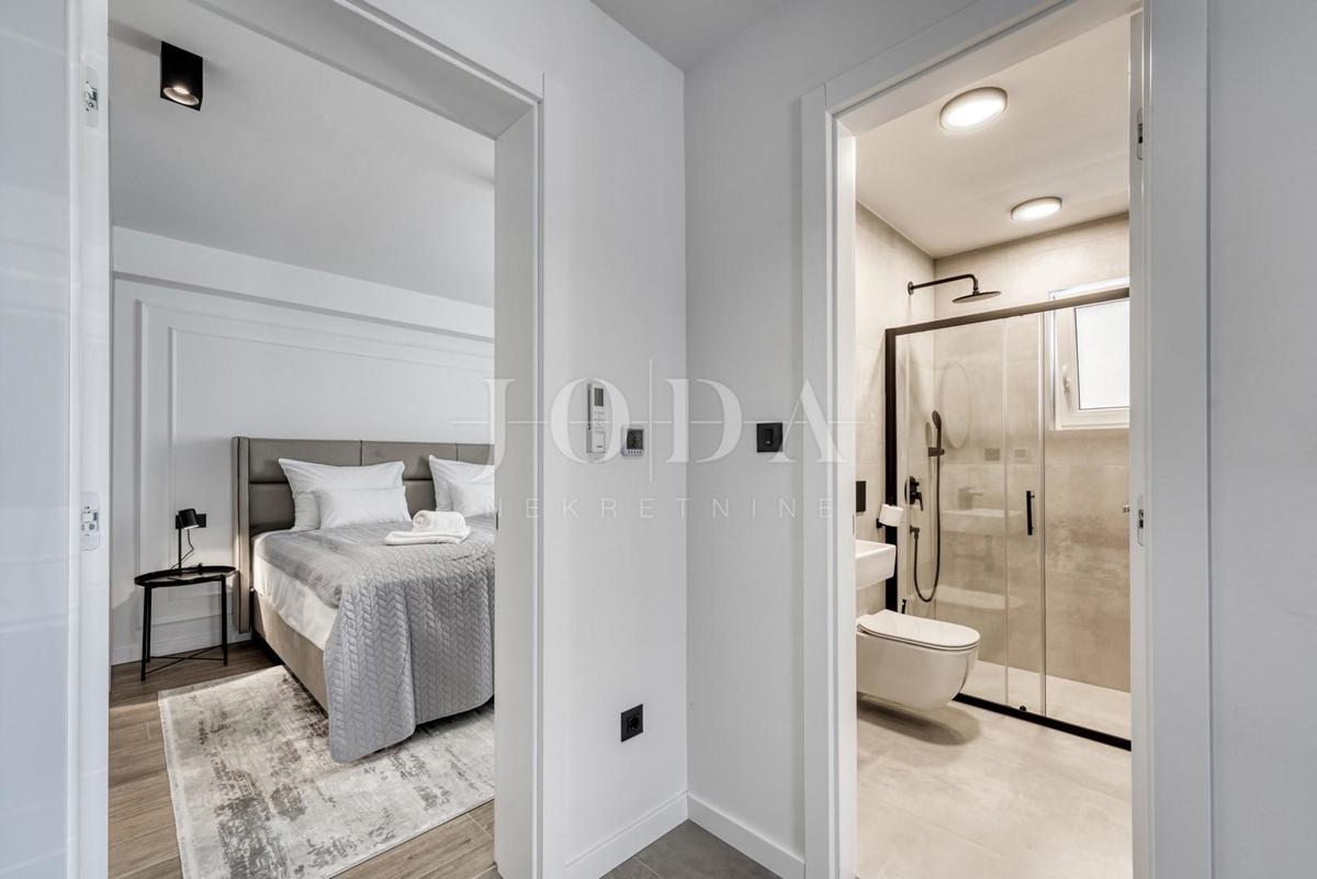 Dizajnersko dvonadstropno stanovanje z bazenom in pogledom na morje