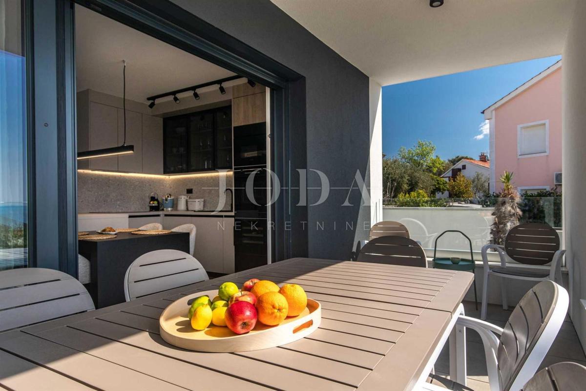 Dizajnersko dvonadstropno stanovanje z bazenom in pogledom na morje