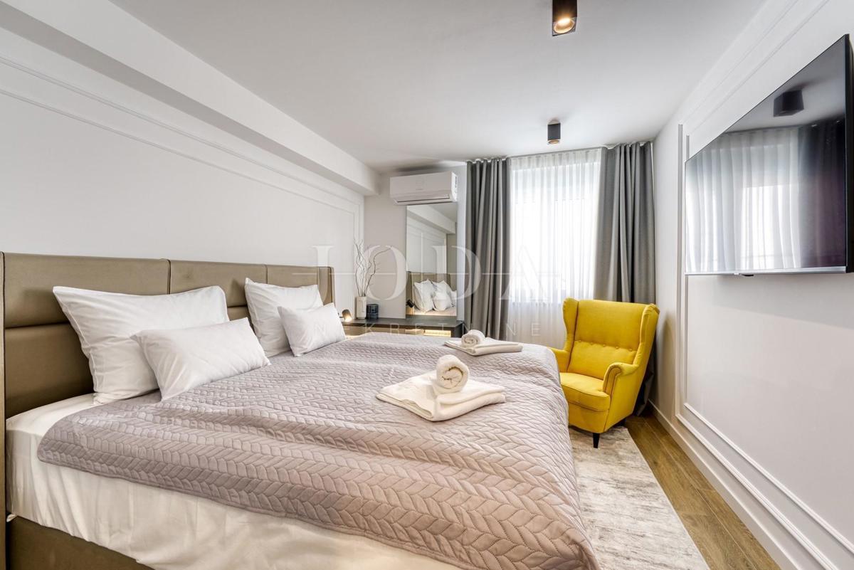 Dizajnersko dvonadstropno stanovanje z bazenom in pogledom na morje