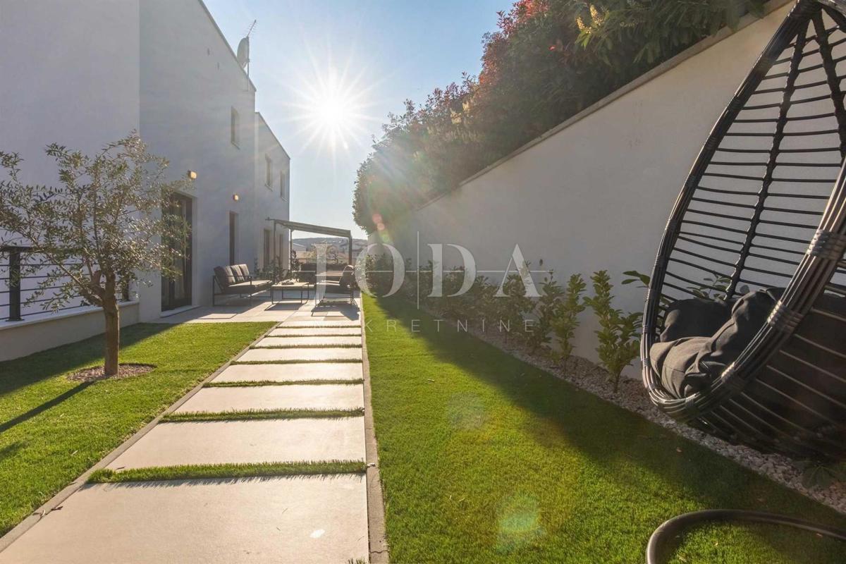 Dizajnersko dvonadstropno stanovanje z bazenom in pogledom na morje