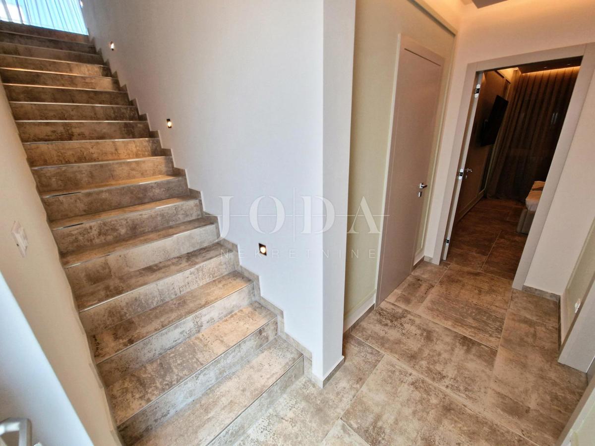 Moderno opremljen apartma z bazenom in pogledom na morje, Njivice - otok Krk