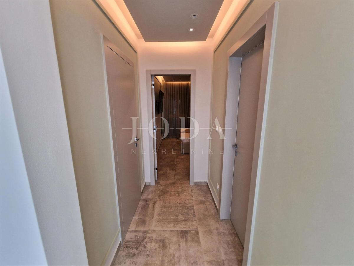 Moderno opremljen apartma z bazenom in pogledom na morje, Njivice - otok Krk