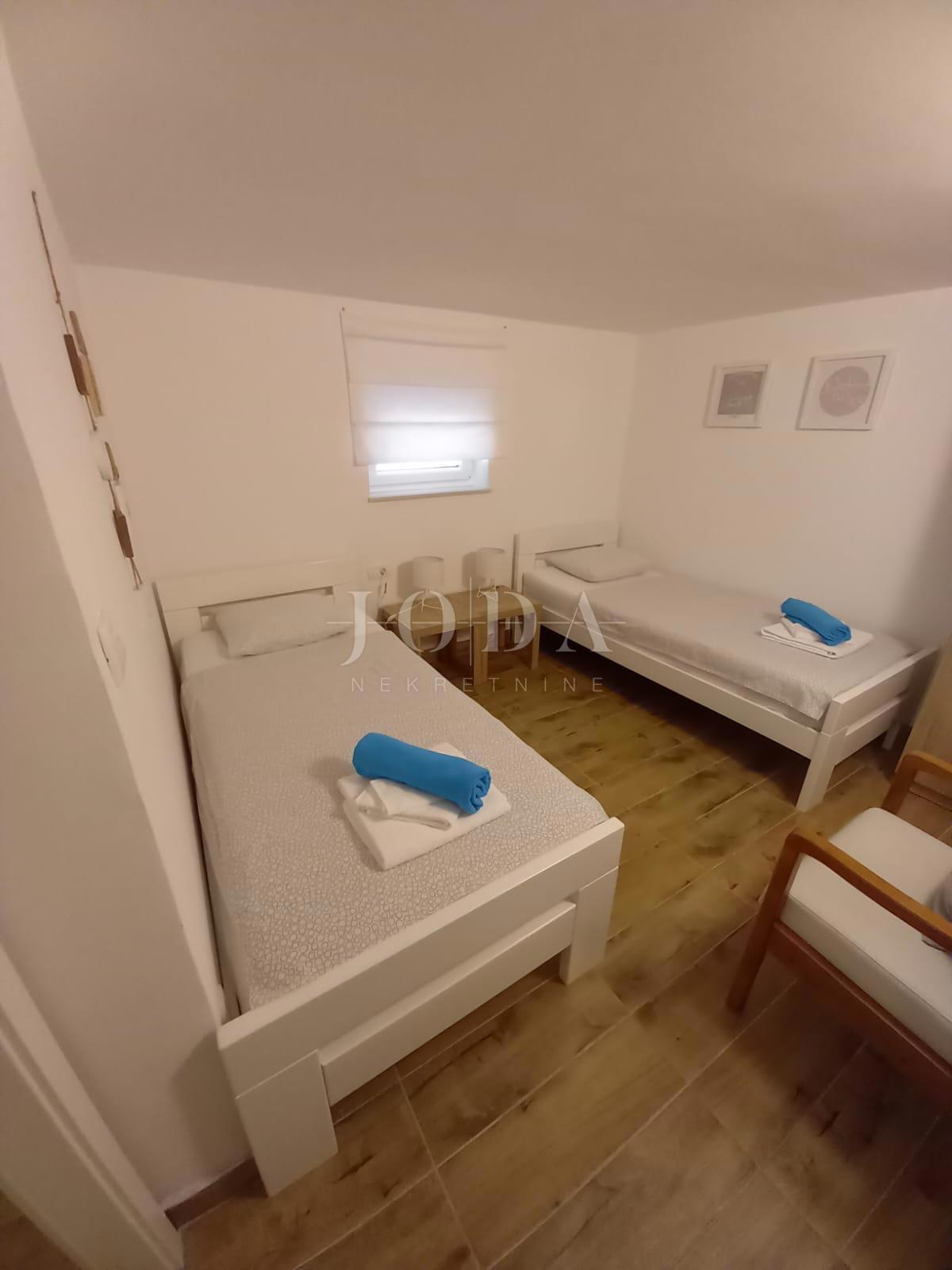 Lepa hiša dvojček z bazenom, blizu mesta Krk