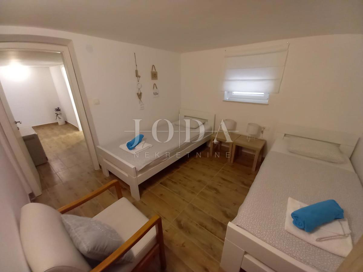 Lepa hiša dvojček z bazenom, blizu mesta Krk