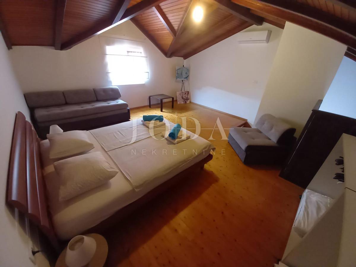 Lepa hiša dvojček z bazenom, blizu mesta Krk