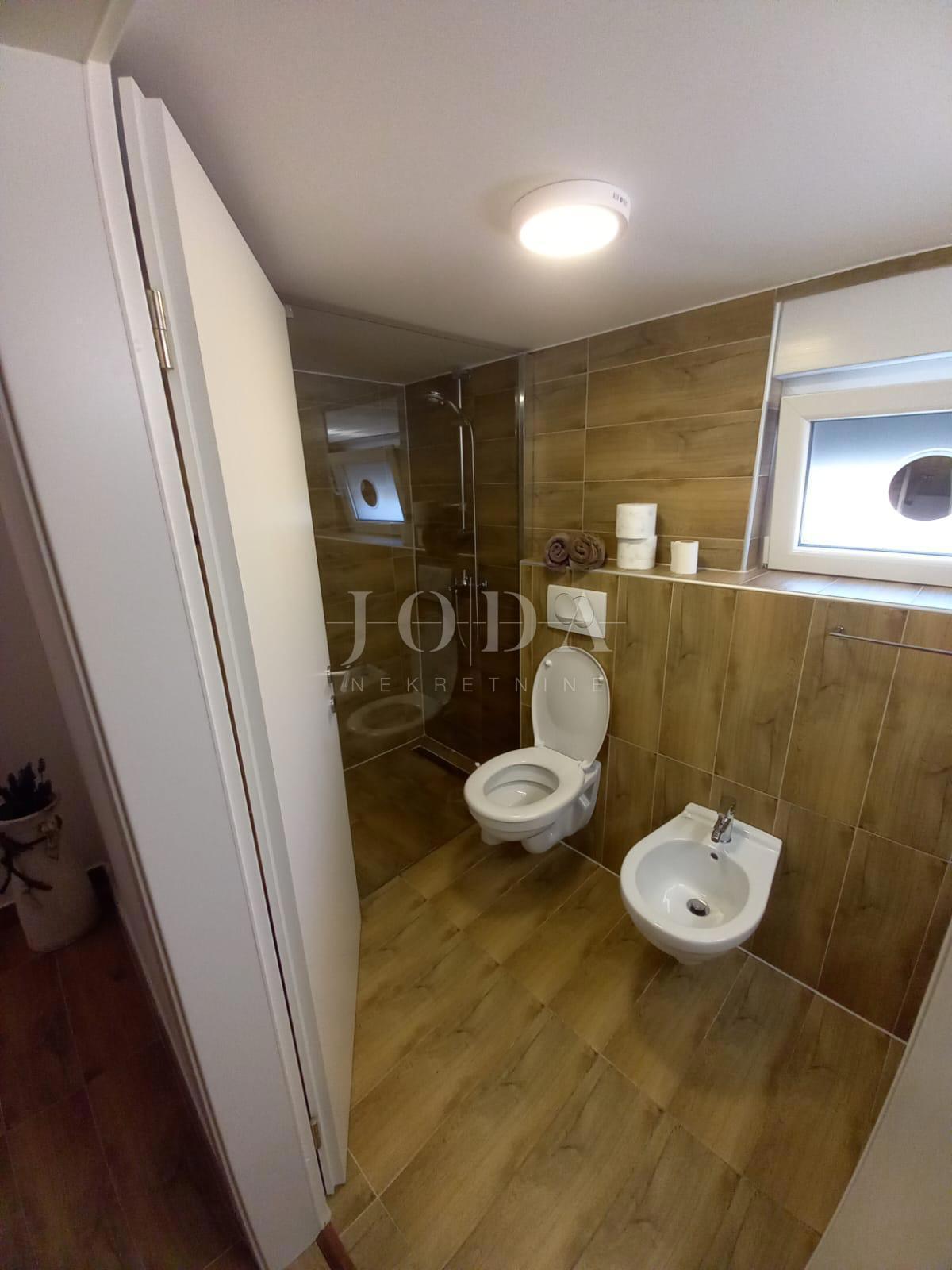 Lepa hiša dvojček z bazenom, blizu mesta Krk