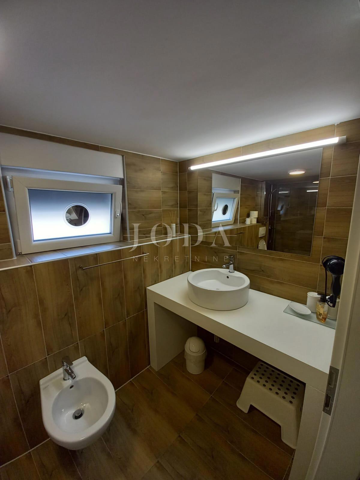 Lepa hiša dvojček z bazenom, blizu mesta Krk