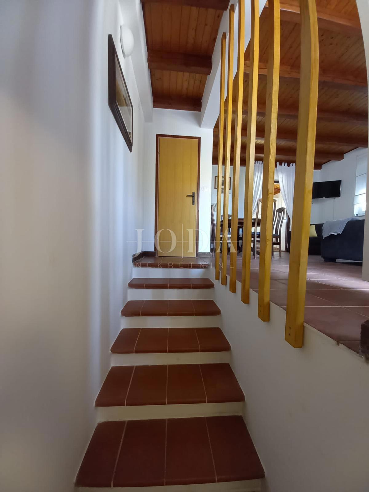 Lepa hiša dvojček z bazenom, blizu mesta Krk