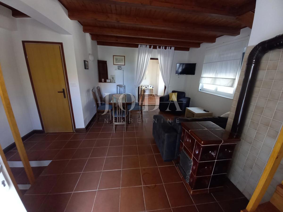 Lepa hiša dvojček z bazenom, blizu mesta Krk