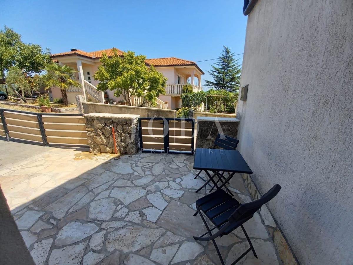 Lepa hiša dvojček z bazenom, blizu mesta Krk