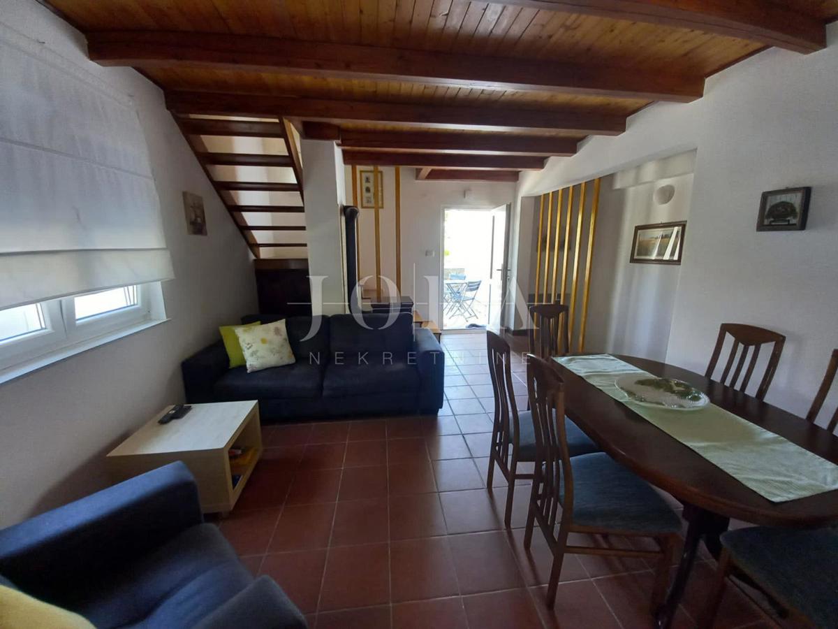 Lepa hiša dvojček z bazenom, blizu mesta Krk