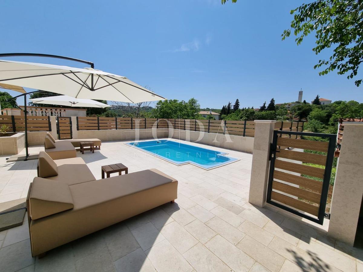 Lepa hiša dvojček z bazenom, blizu mesta Krk