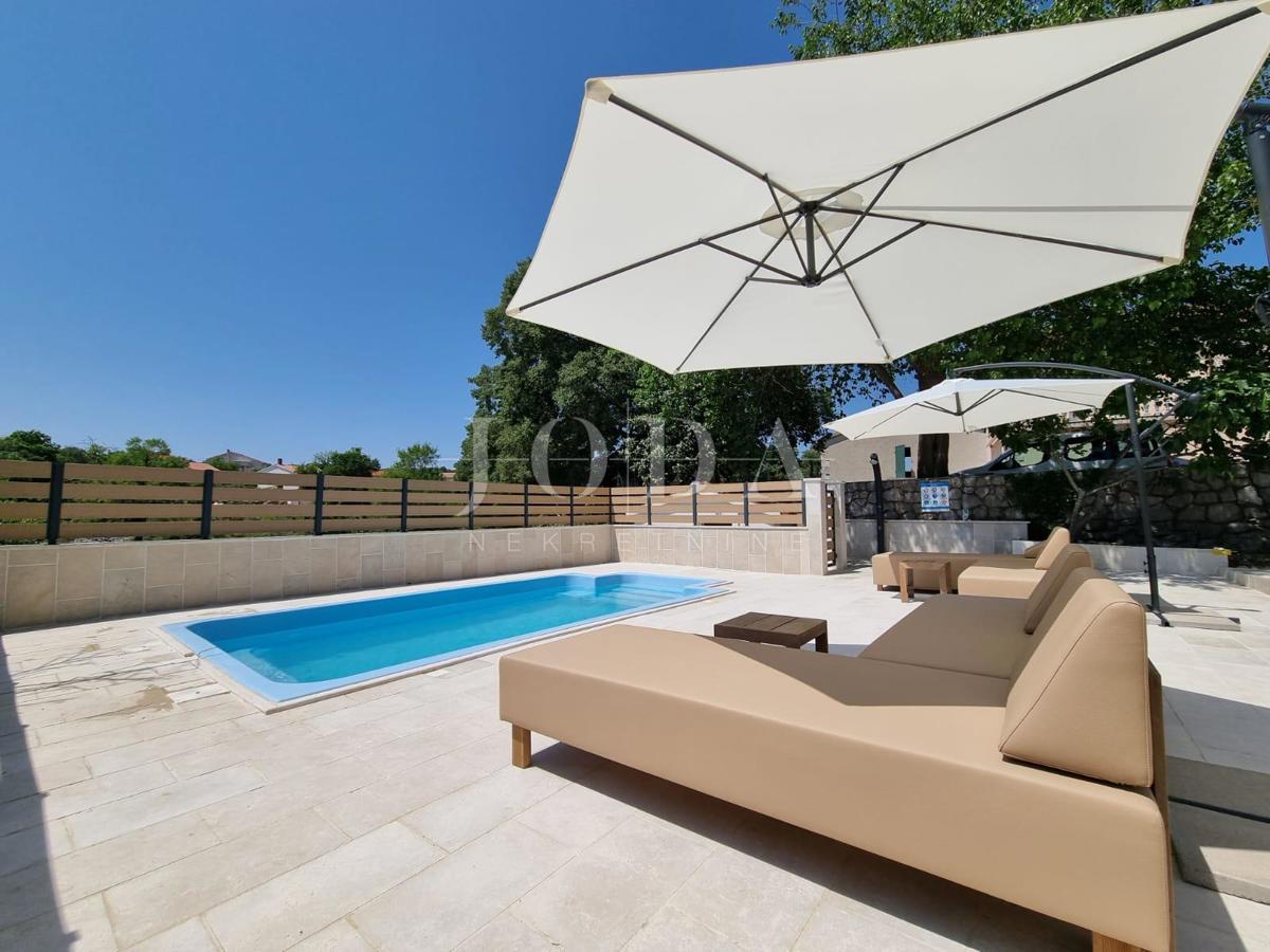 Lepa hiša dvojček z bazenom, blizu mesta Krk