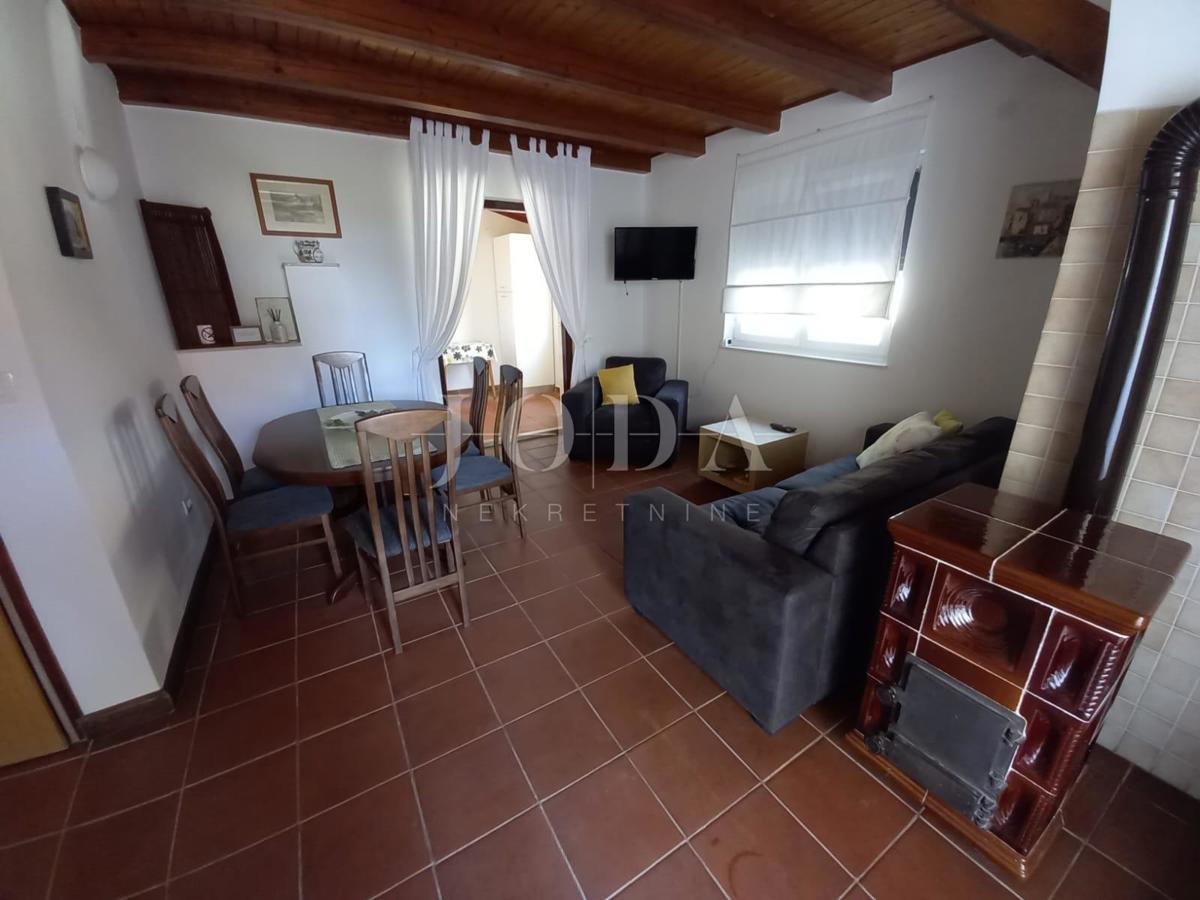 Lepa hiša dvojček z bazenom, blizu mesta Krk