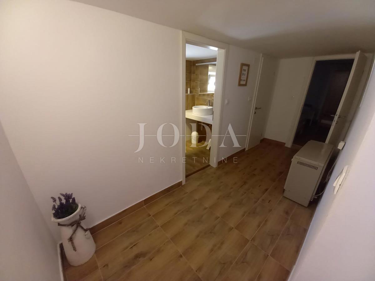 Lepa hiša dvojček z bazenom, blizu mesta Krk