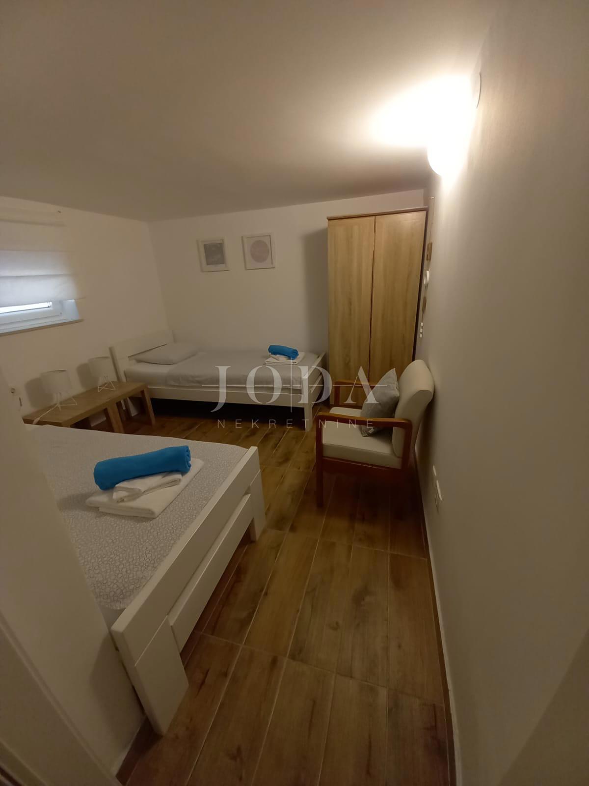 Lepa hiša dvojček z bazenom, blizu mesta Krk