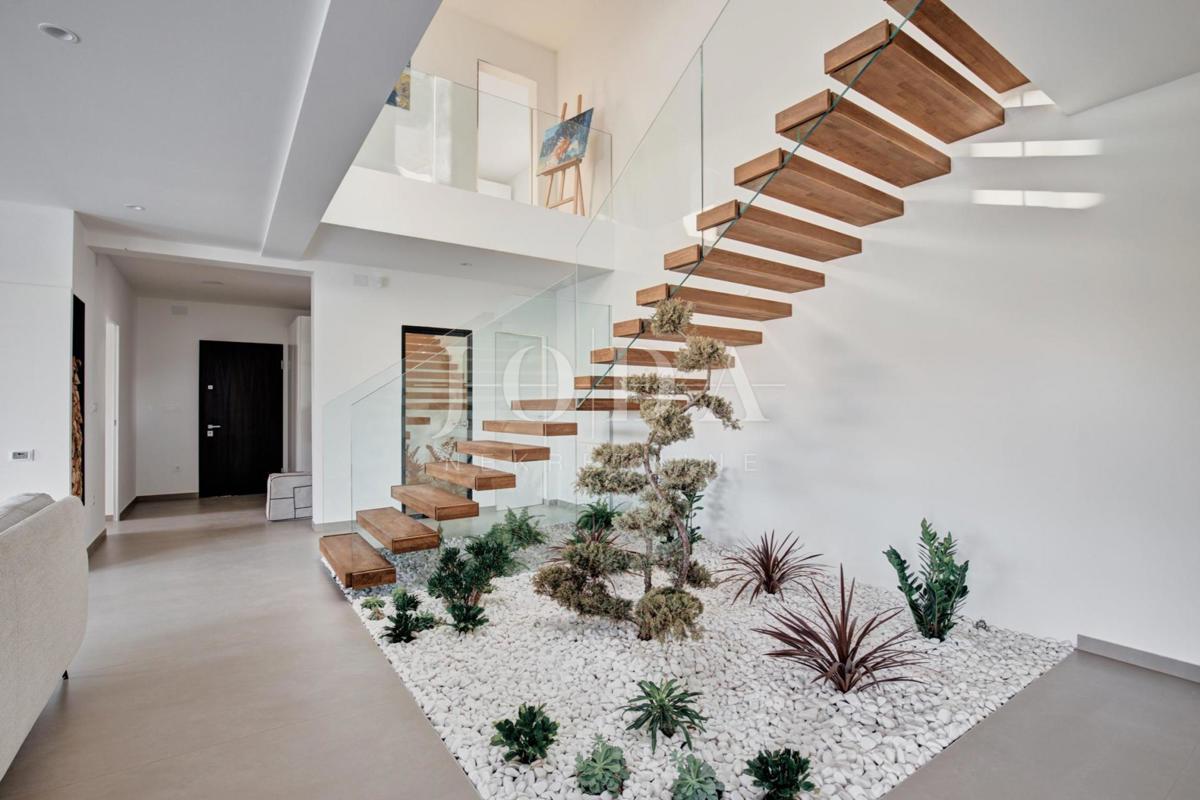 Ekskluzivna vila z bazenom in urejenim vrtom